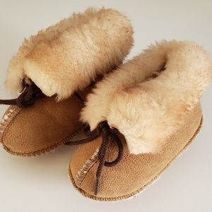 Minnetonka Kids Genuine Sheepskin Bootie (Infant)